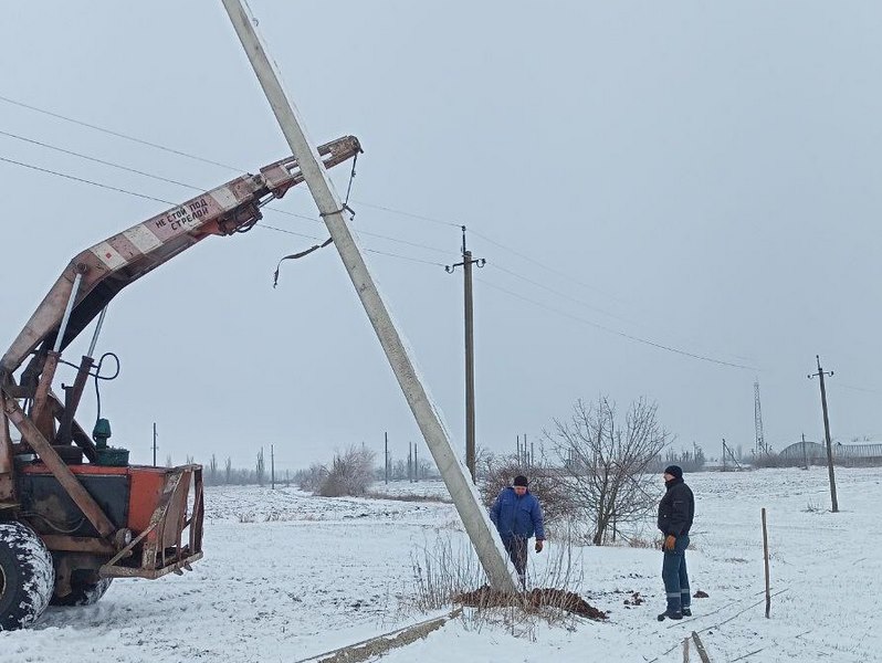 Работы по восстановлению электричества в Розовке Куйбышевского района завершаются.